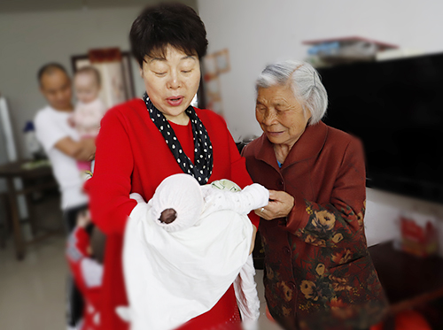 8年不孕不育，四川广安这场满月酒迟到了5年